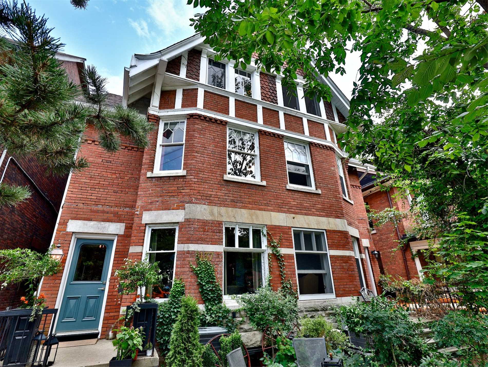 Winchester St (MLS® C4847976) See this semidetached house for