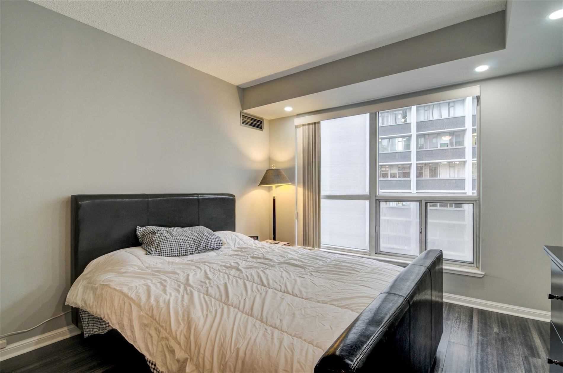 Carlton St (MLS® C4910368) See this condo apartment for sale in