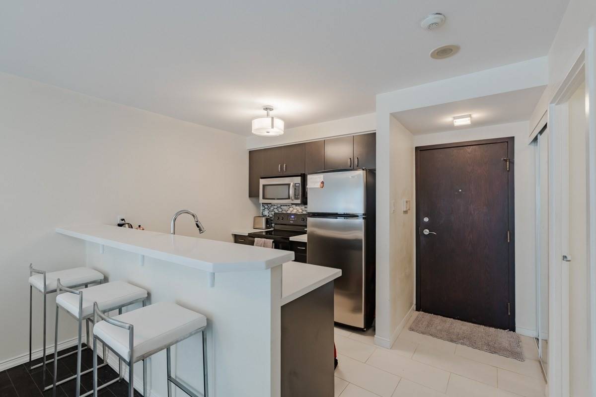 10 Queens Quay W, #909