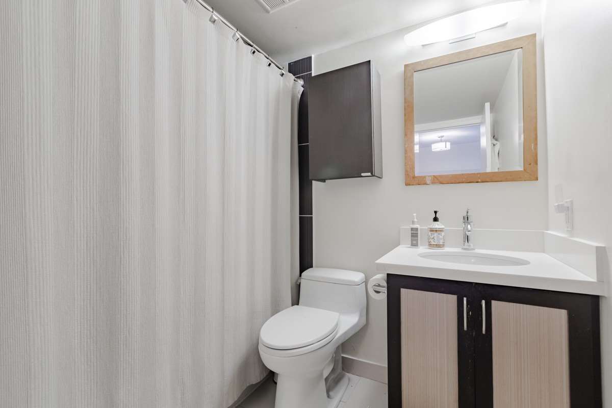 10 Queens Quay W, #909
