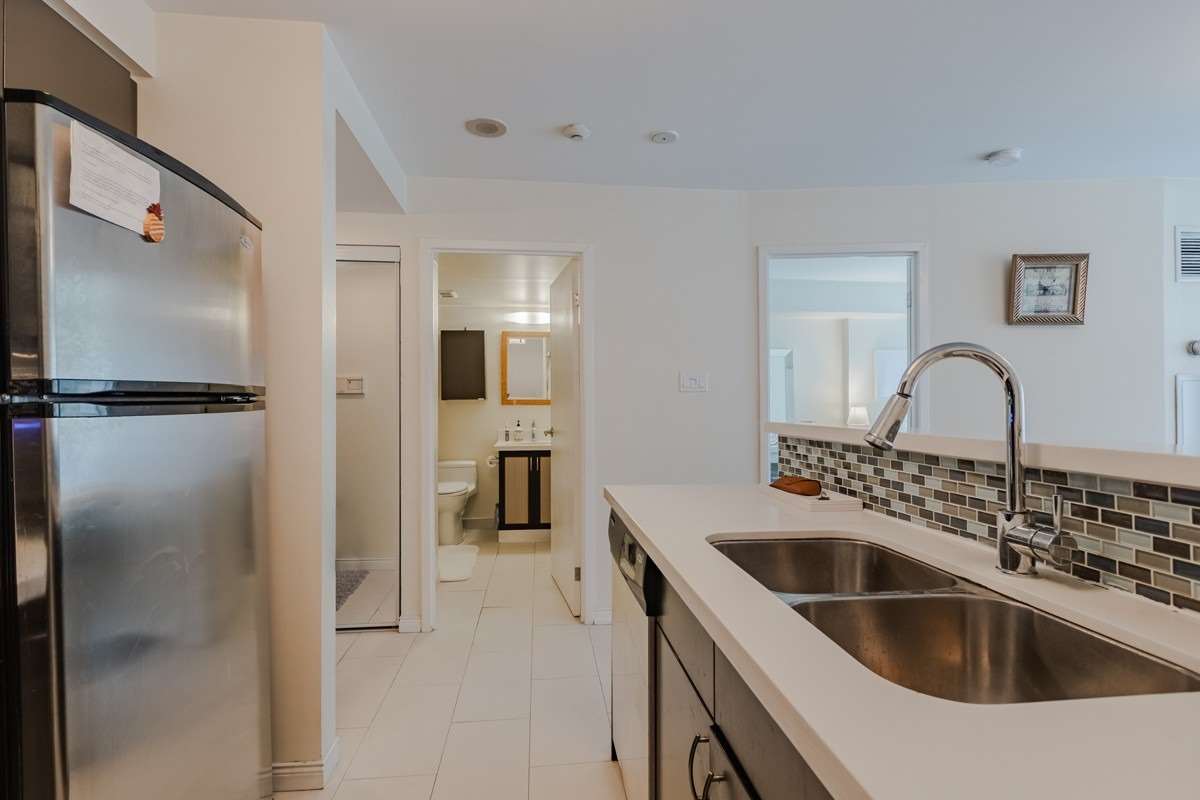 10 Queens Quay W, #909