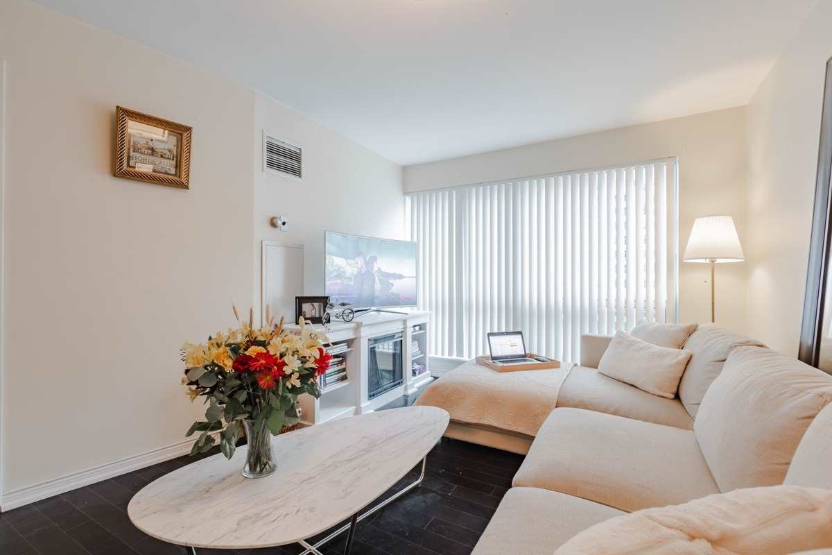 10 Queens Quay W, #909