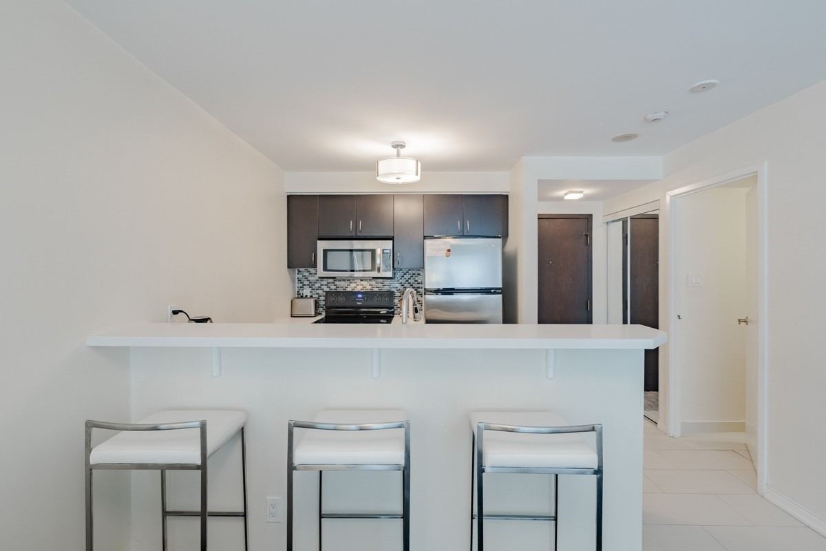 10 Queens Quay W, #909