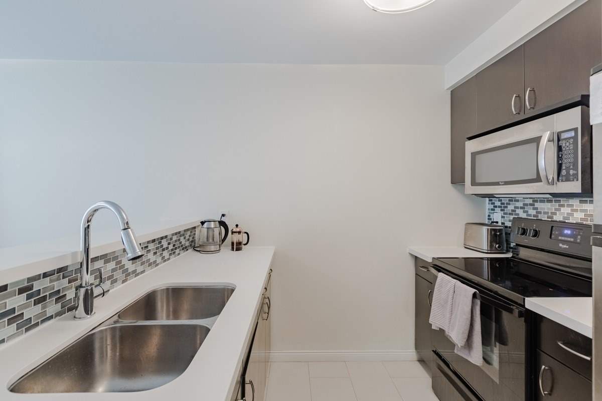 10 Queens Quay W, #909
