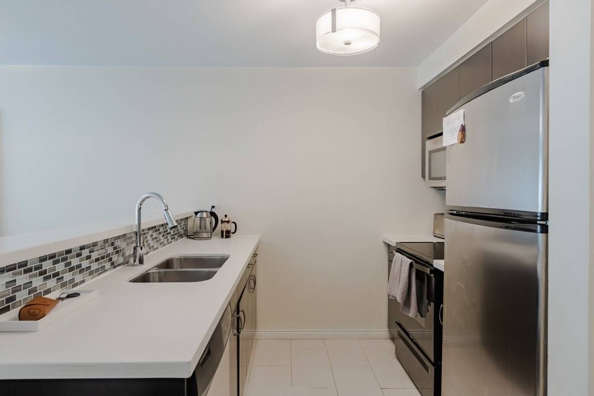 10 Queens Quay W, #909