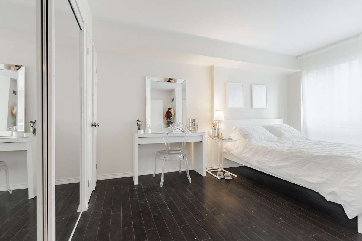 10 Queens Quay W, #909