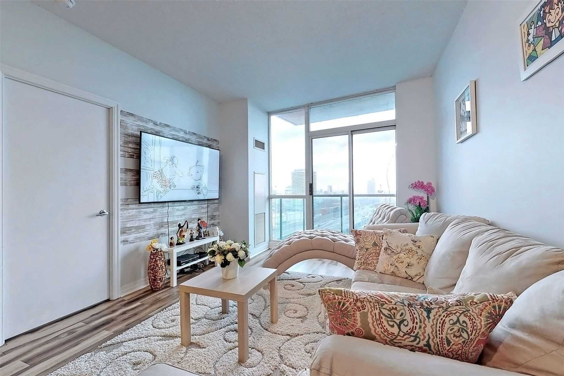 16 Yonge St, #2207