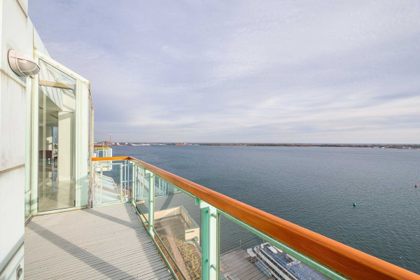 211 Queens Quay W 211 Queens Quay W