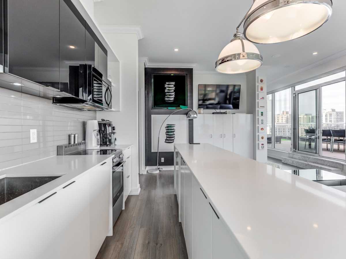 6 Parkwood Ave, #901
