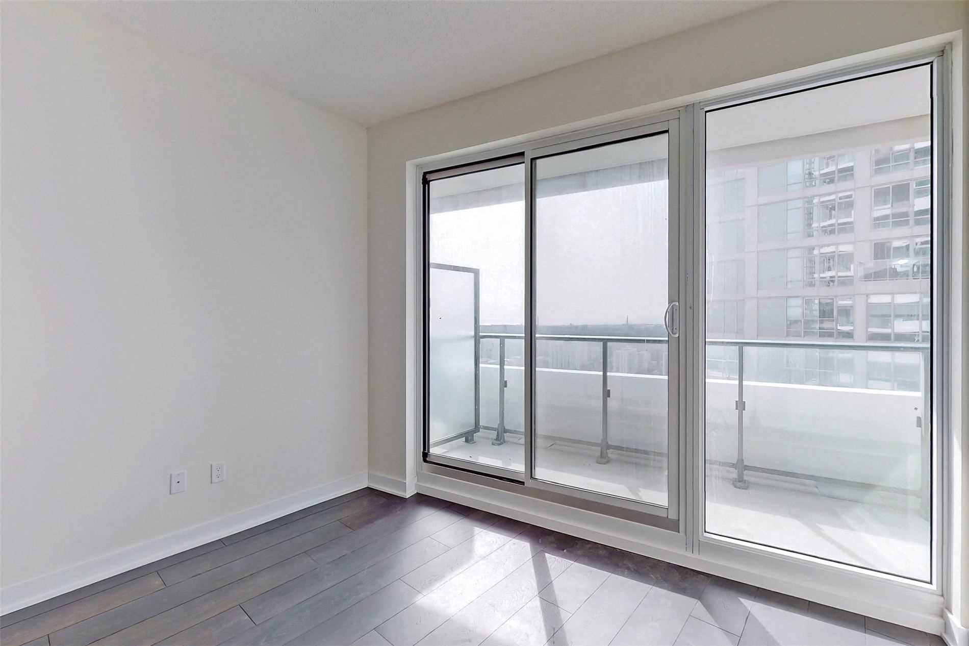 2221 Yonge St, #4104