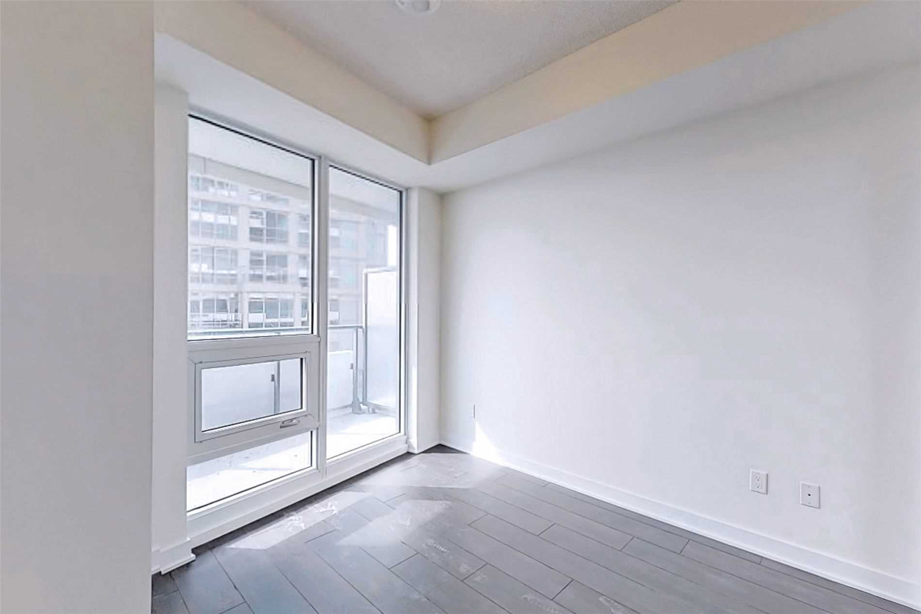 2221 Yonge St, #4104