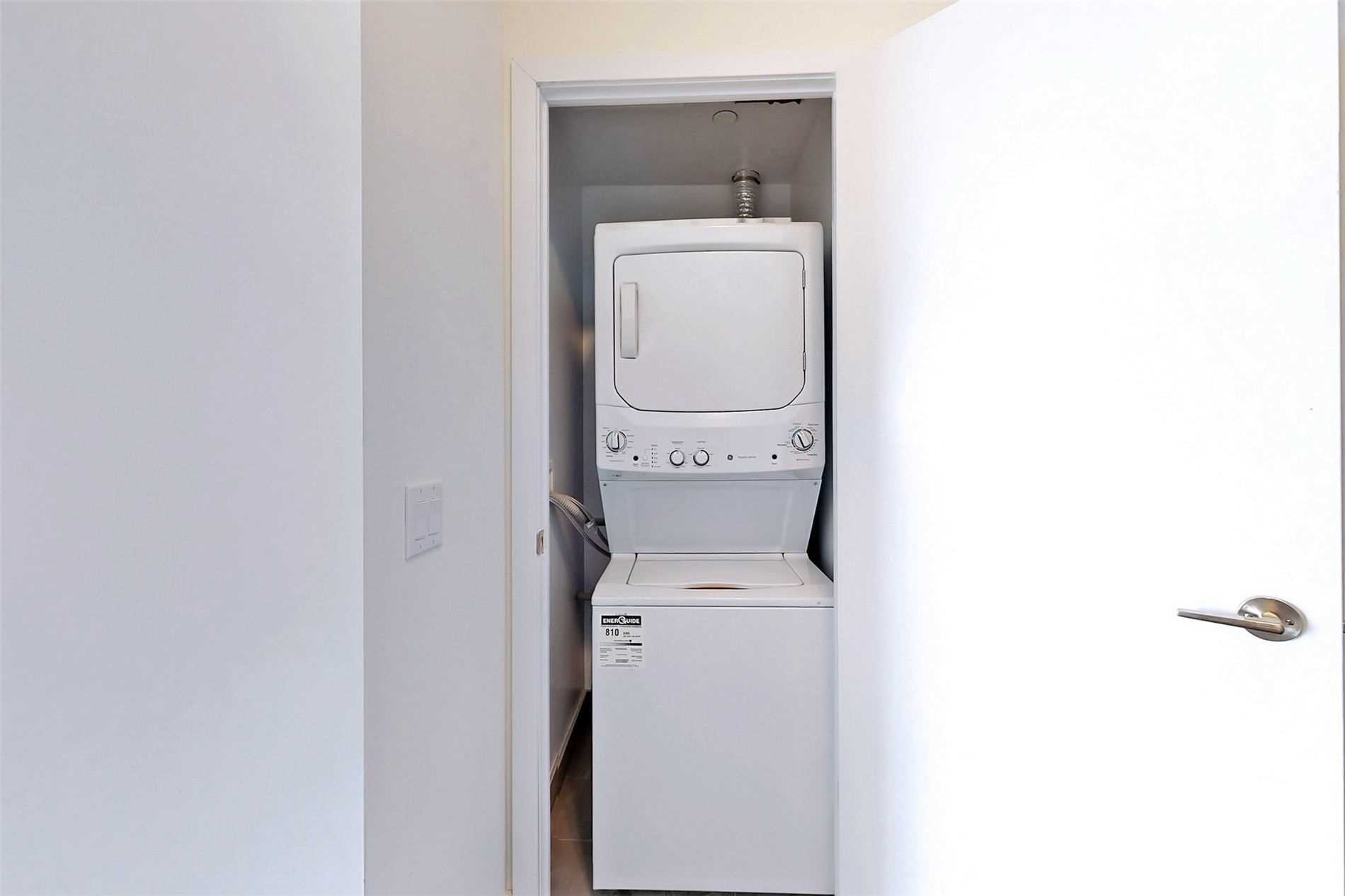 2221 Yonge St, #4104