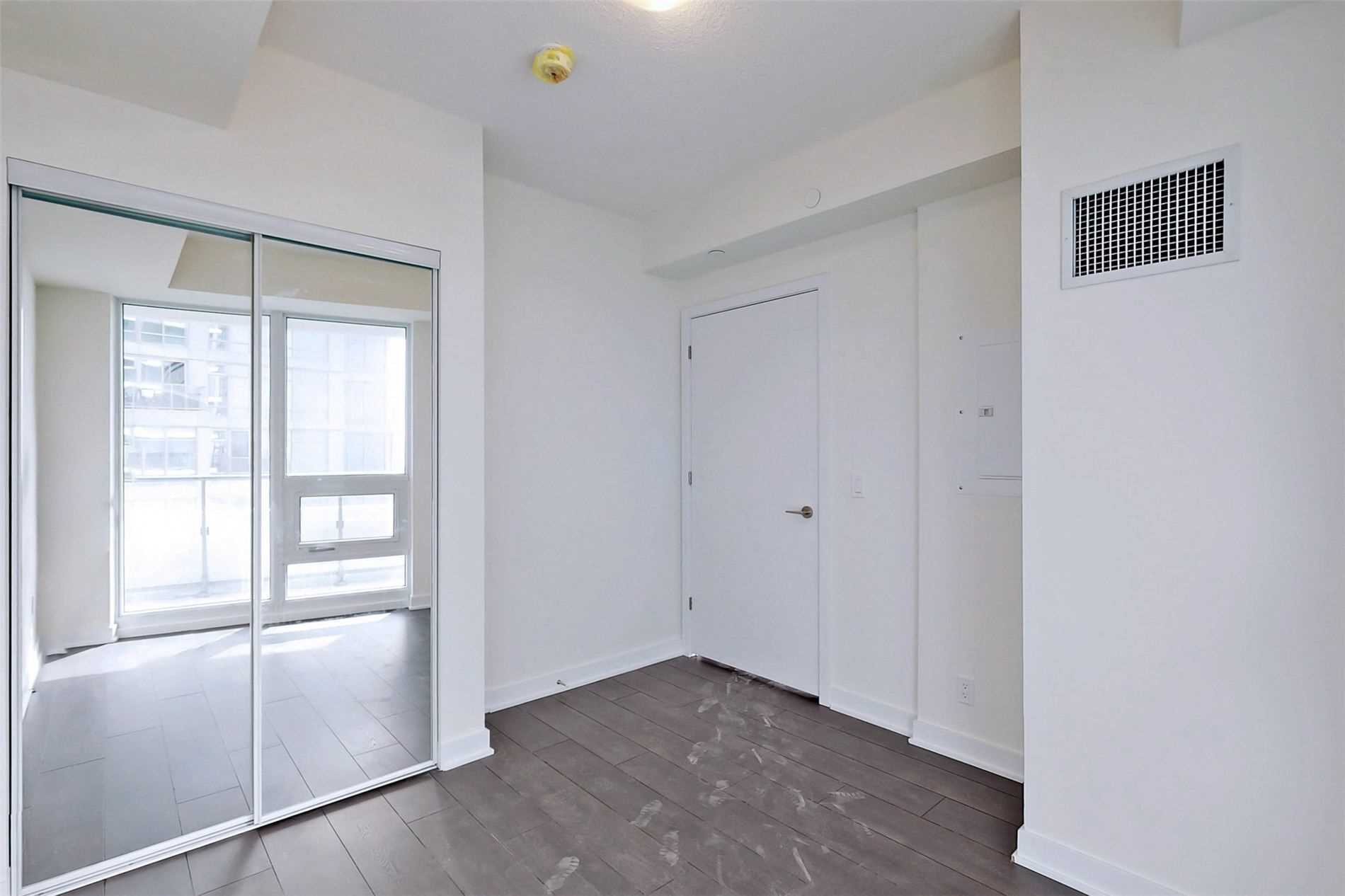 2221 Yonge St, #4104