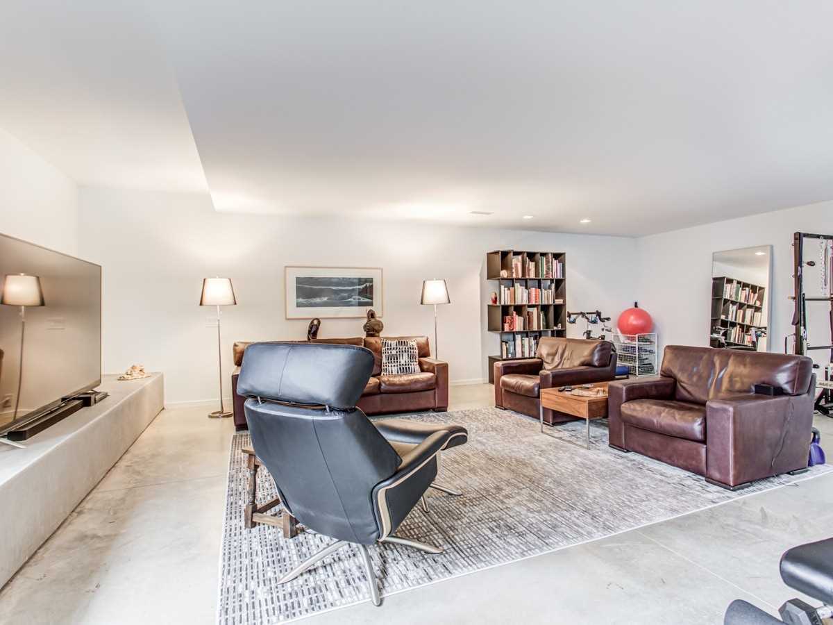 95 Riverview Dr
