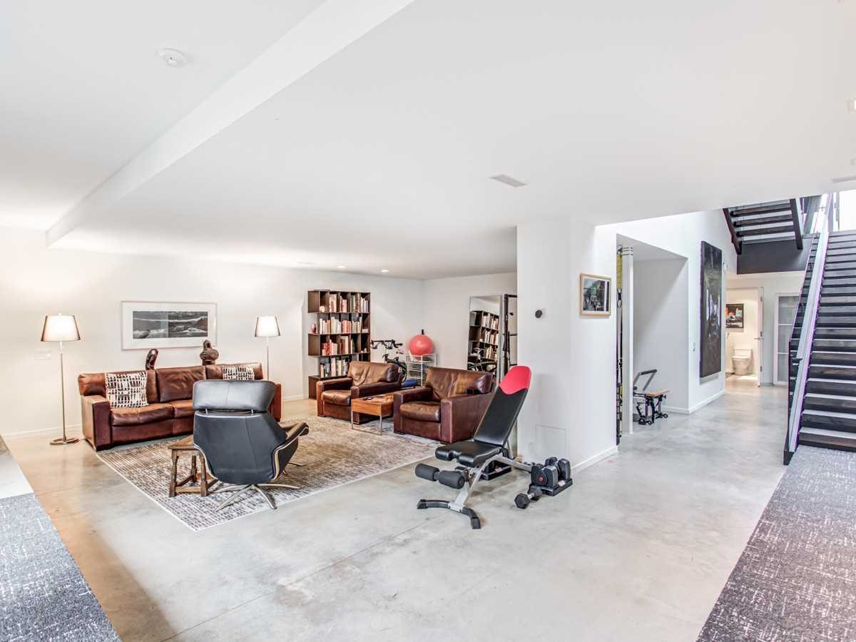 95 Riverview Dr