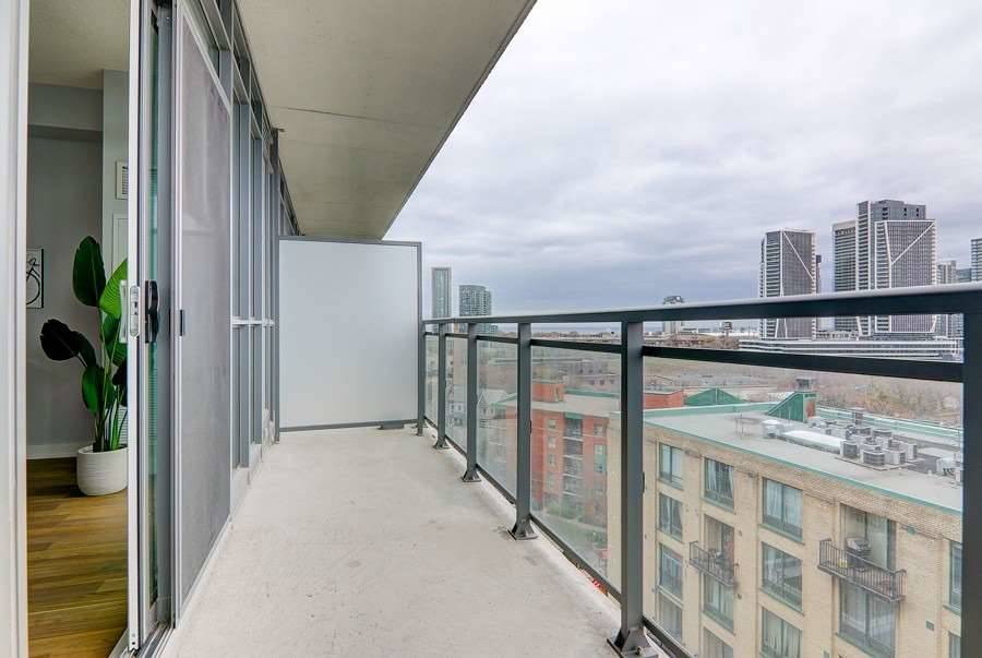775 King St W, #906