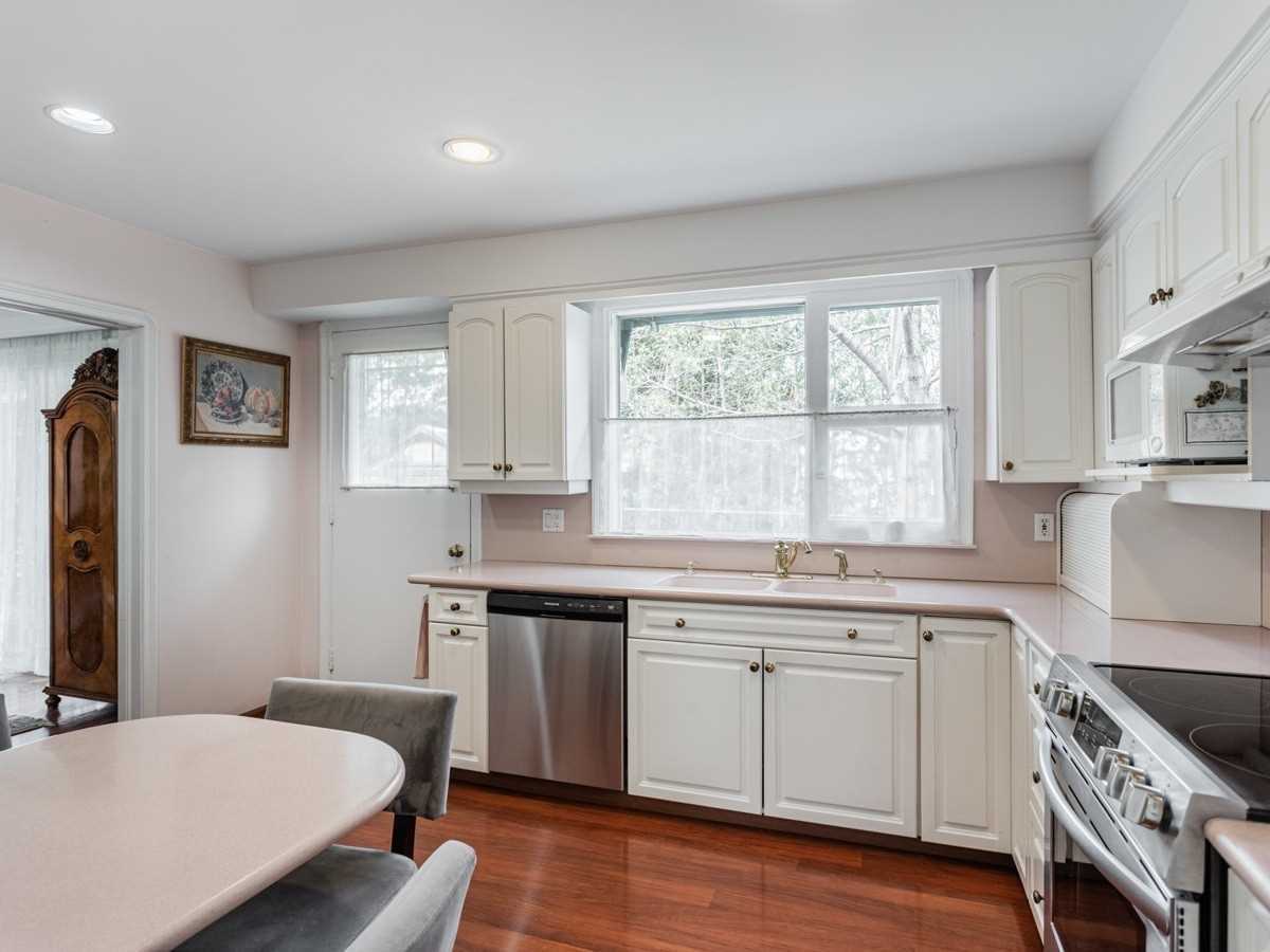 12 Flaremore Cres