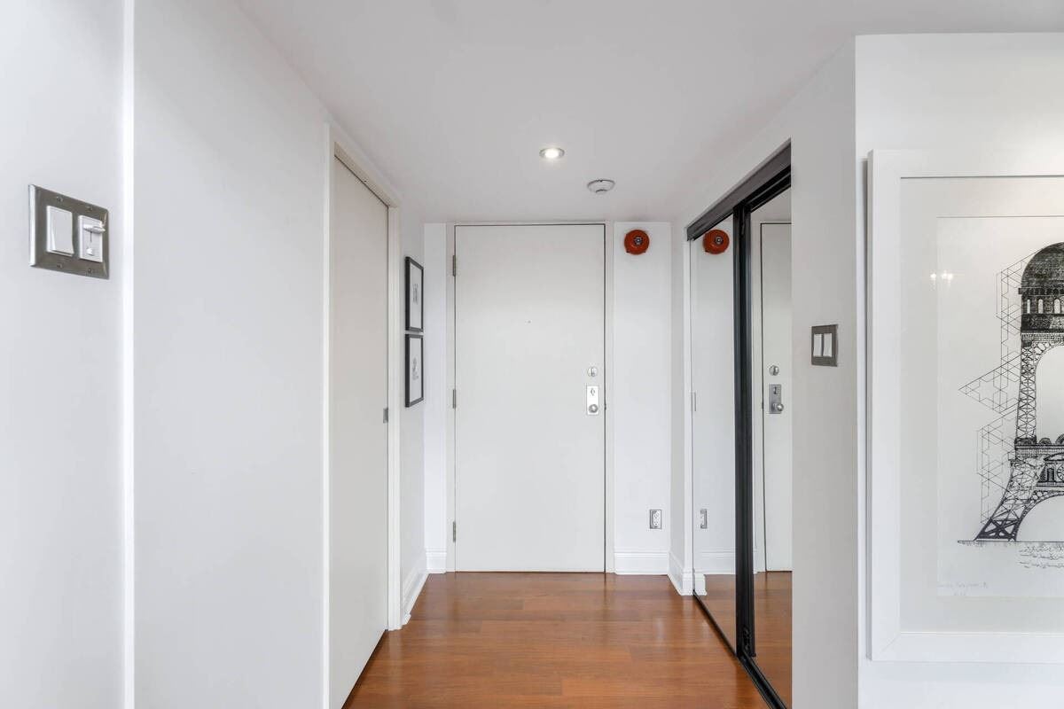 393 King St E, #303