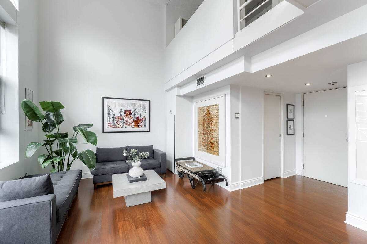 393 King St E, #303