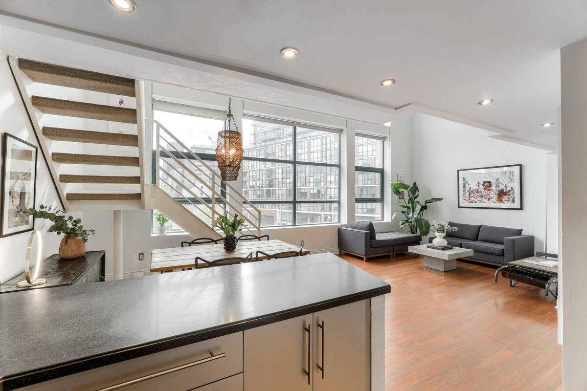 393 King St E, #303