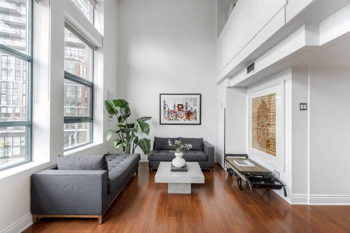 393 King St E, #303
