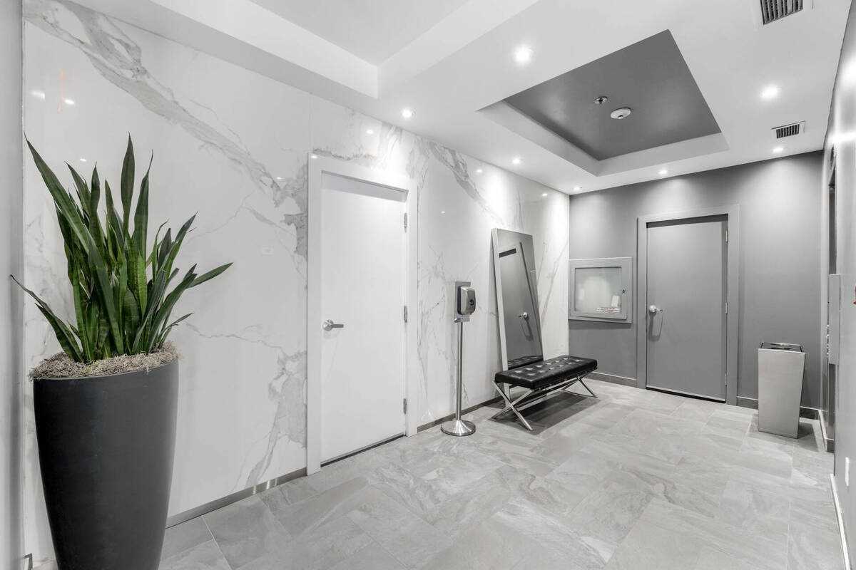 393 King St E, #303