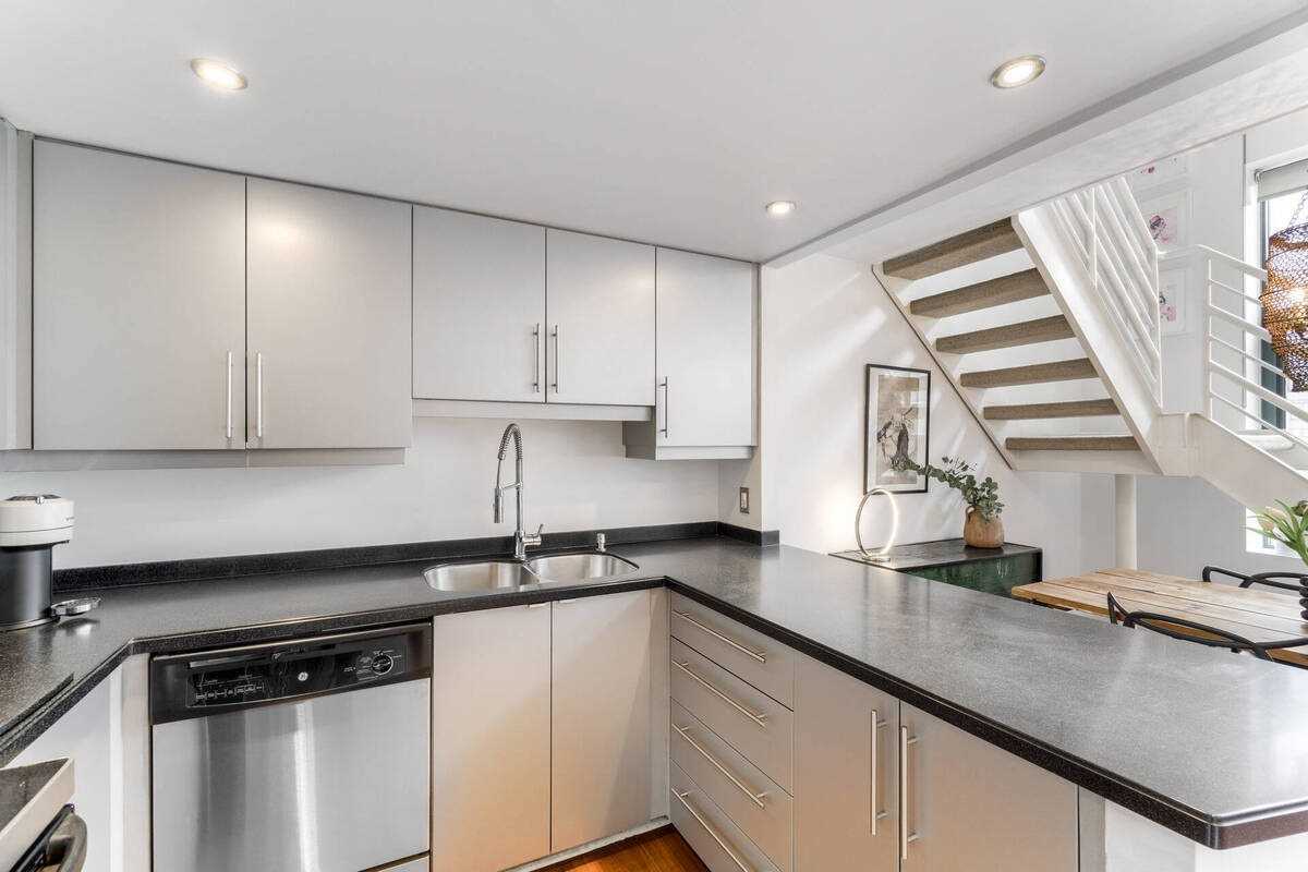 393 King St E, #303