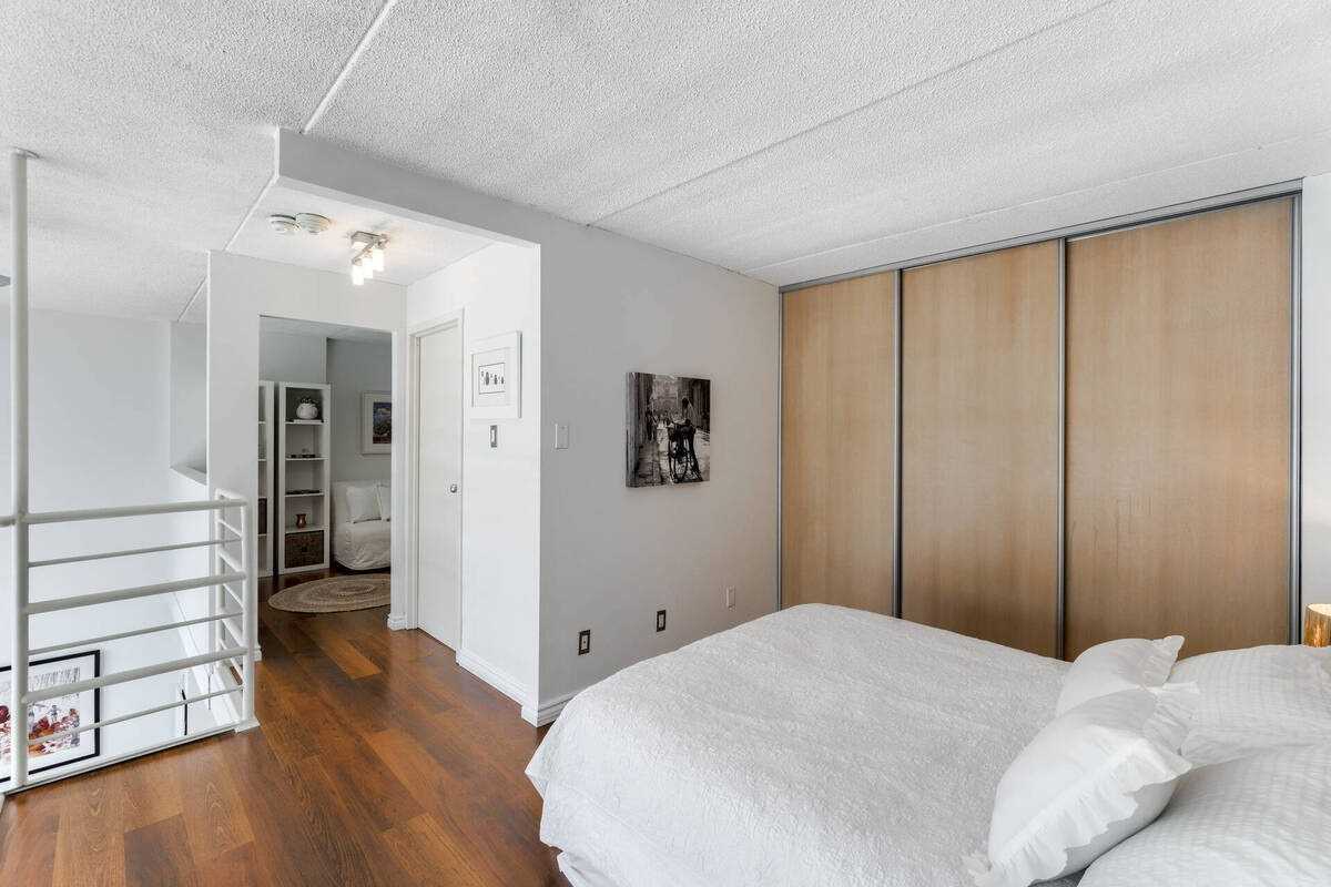 393 King St E, #303
