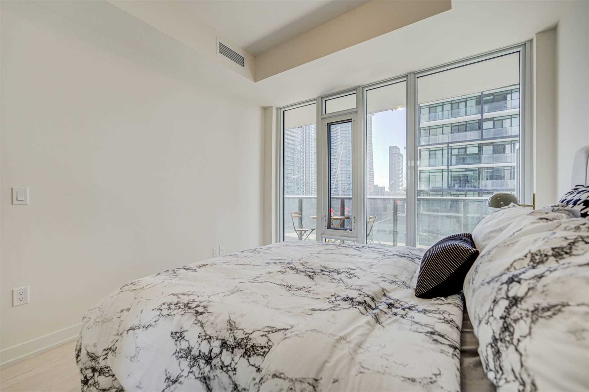 330 Richmond St W, #1702