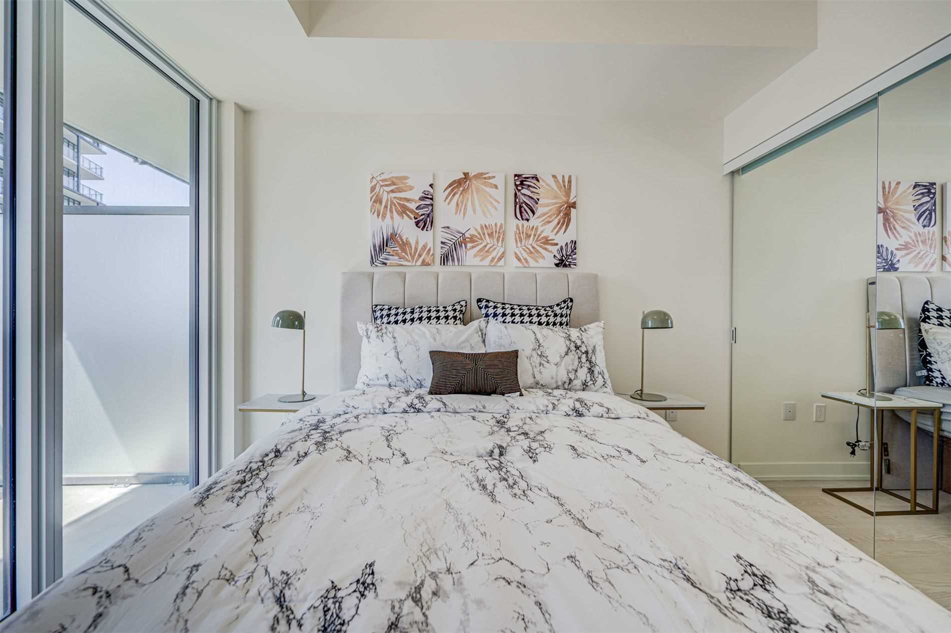 330 Richmond St W, #1702