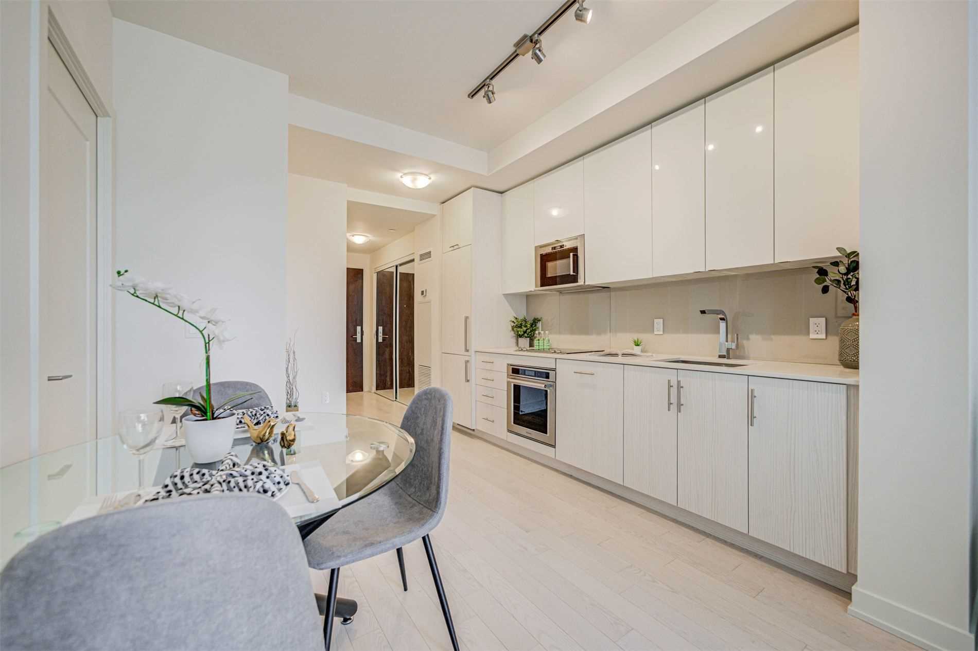 330 Richmond St W, #1702