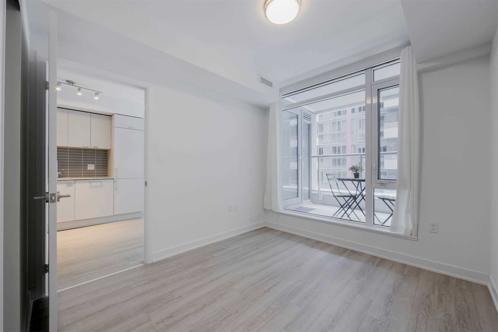 576 Front St W, #326