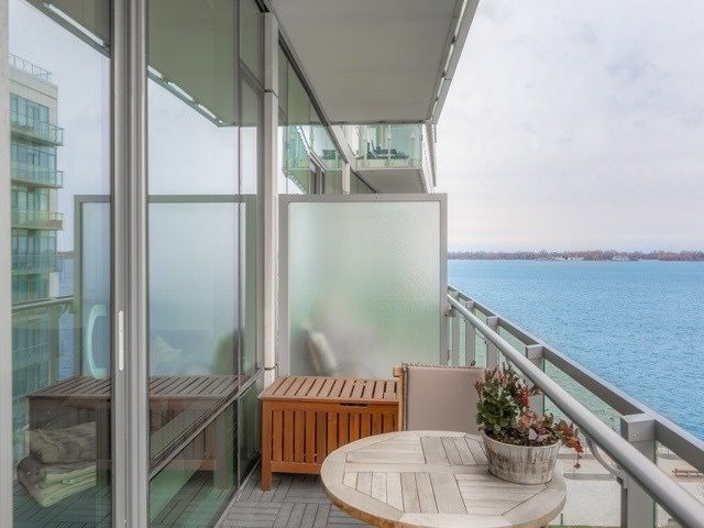39 Queens Quay E #807