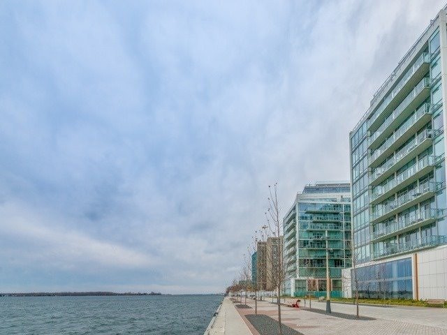 39 Queens Quay E #807