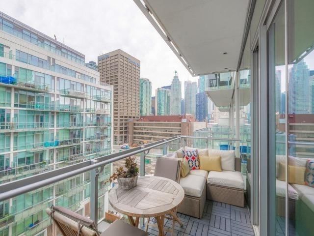 39 Queens Quay E #807