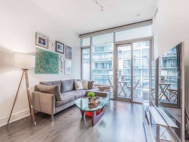 39 Queens Quay E #807