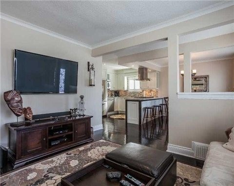 37 Collinson Blvd