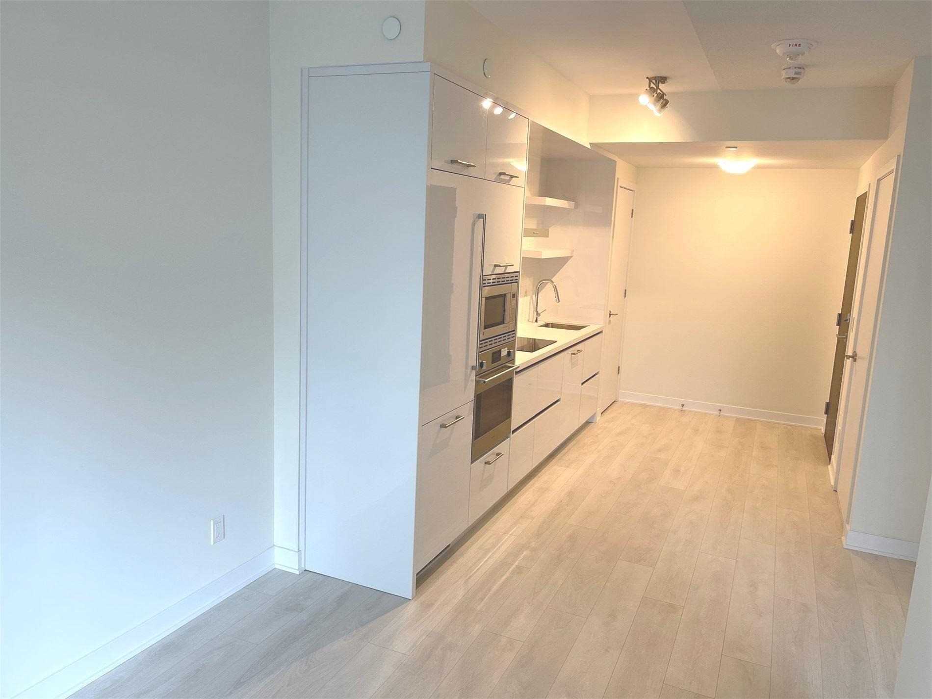 2221 Yonge St, #405