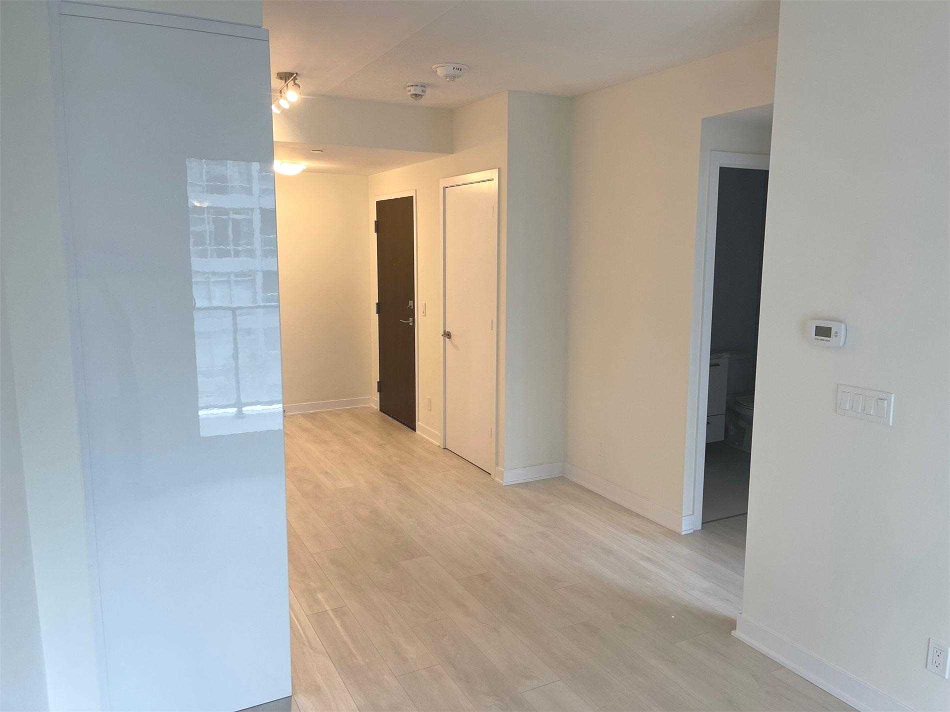 2221 Yonge St, #405