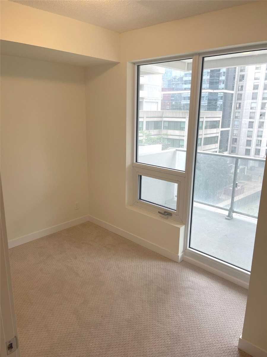2221 Yonge St, #405