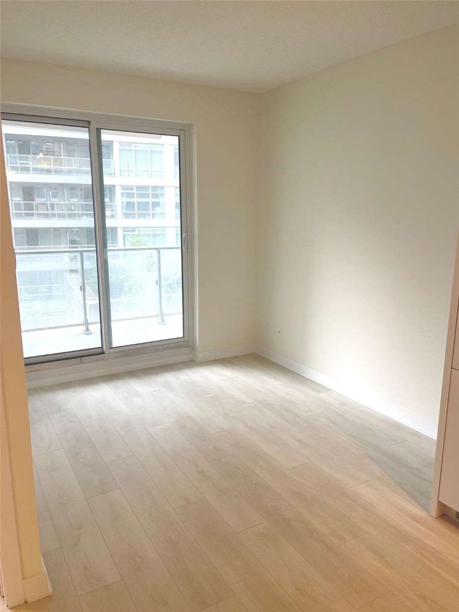 2221 Yonge St, #405