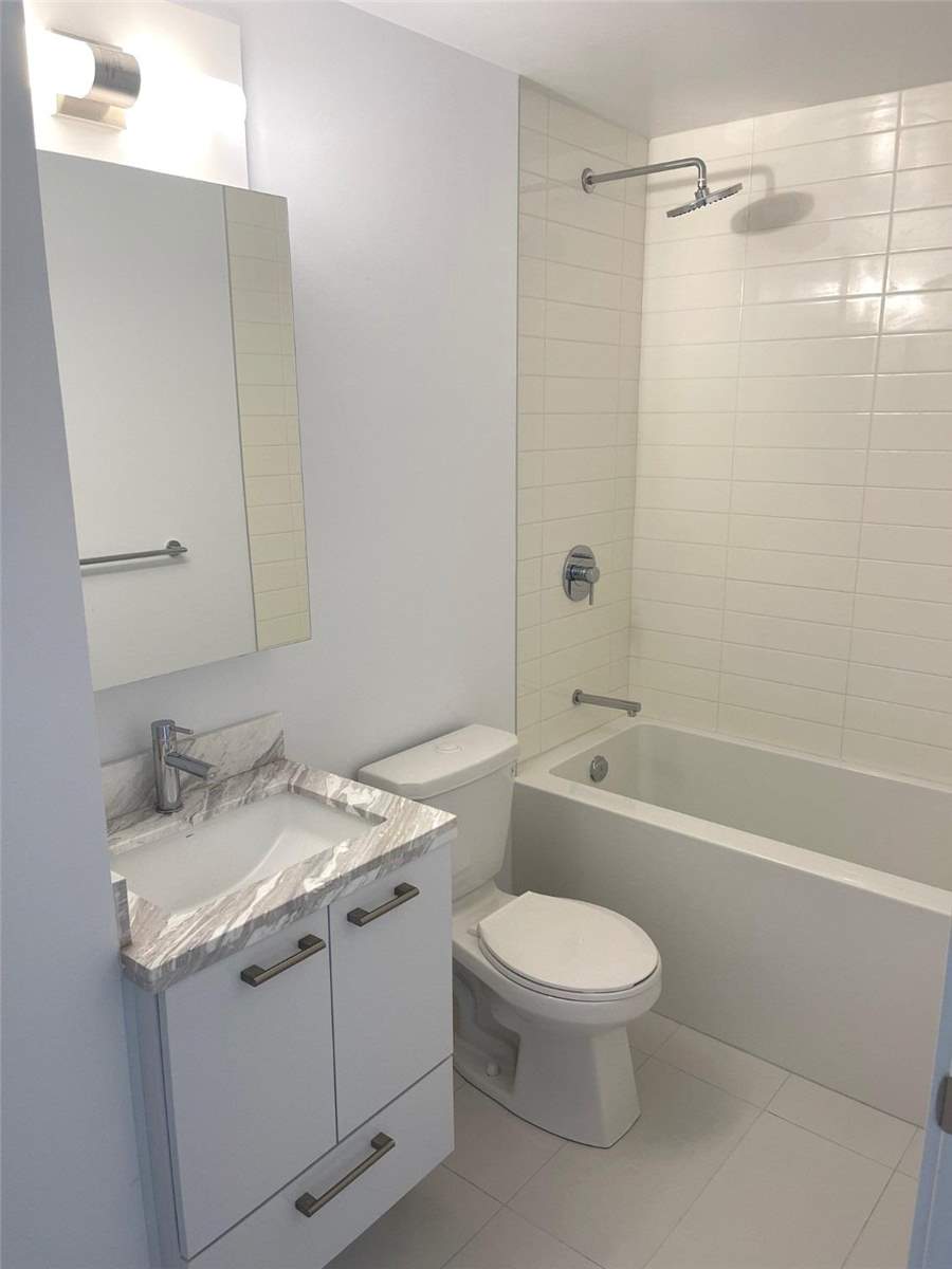 2221 Yonge St, #405