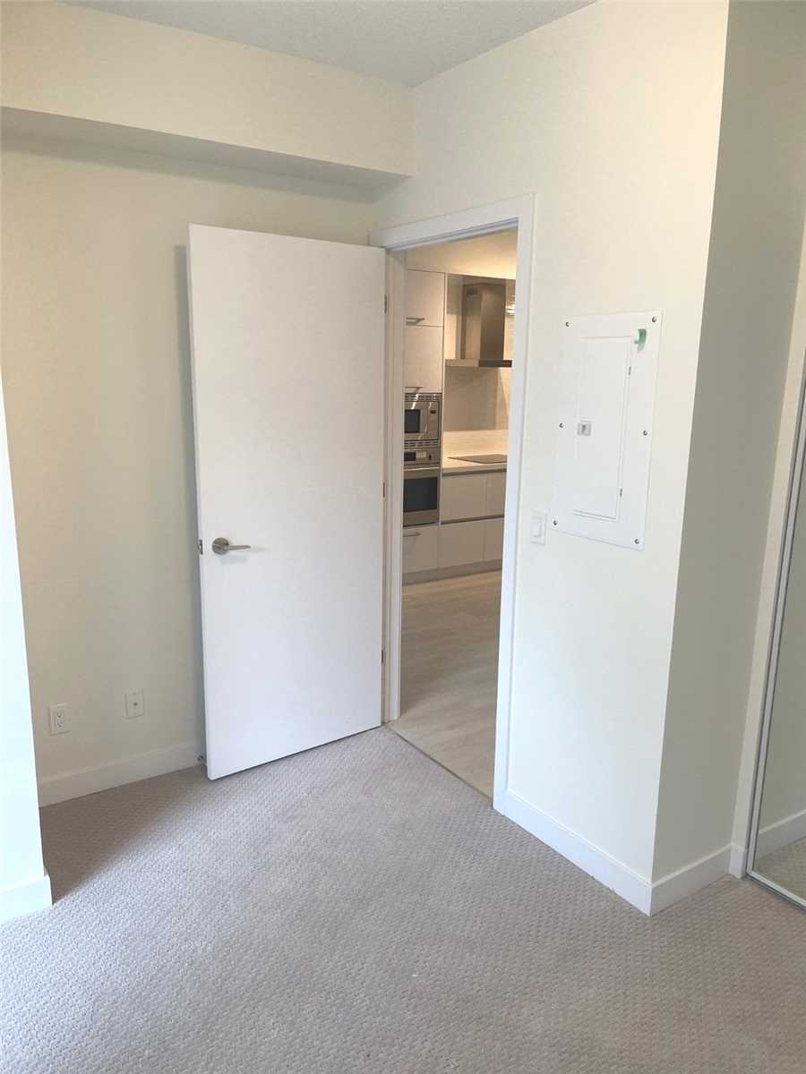 2221 Yonge St, #405