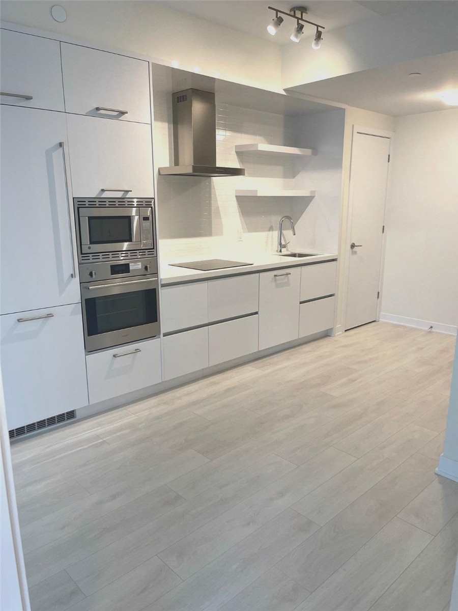 2221 Yonge St, #405