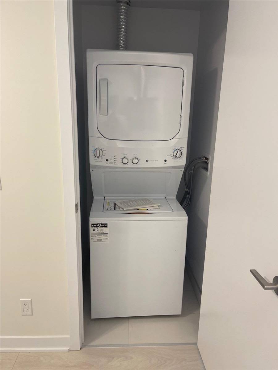 2221 Yonge St, #405
