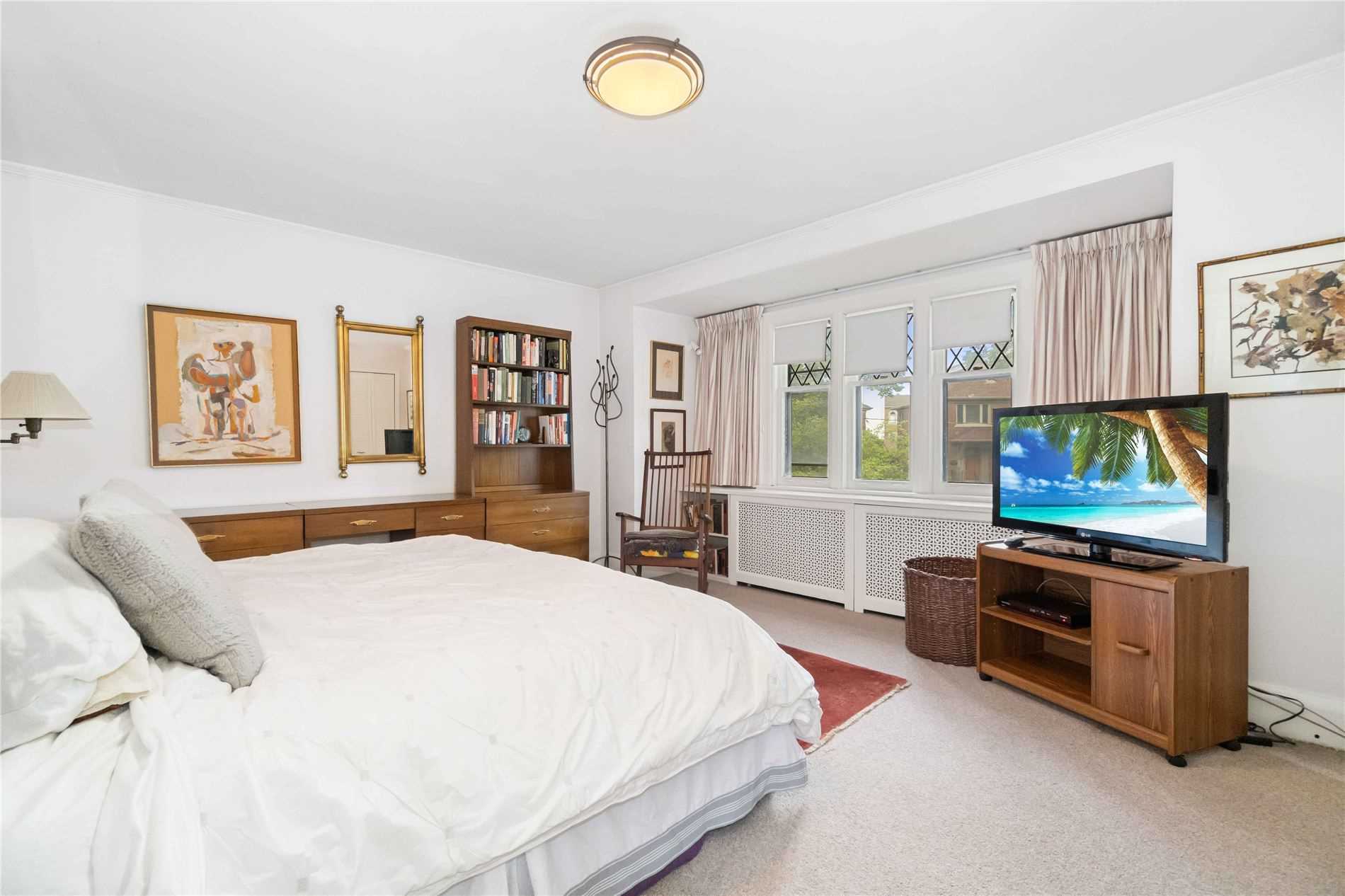 293 Chaplin Cres