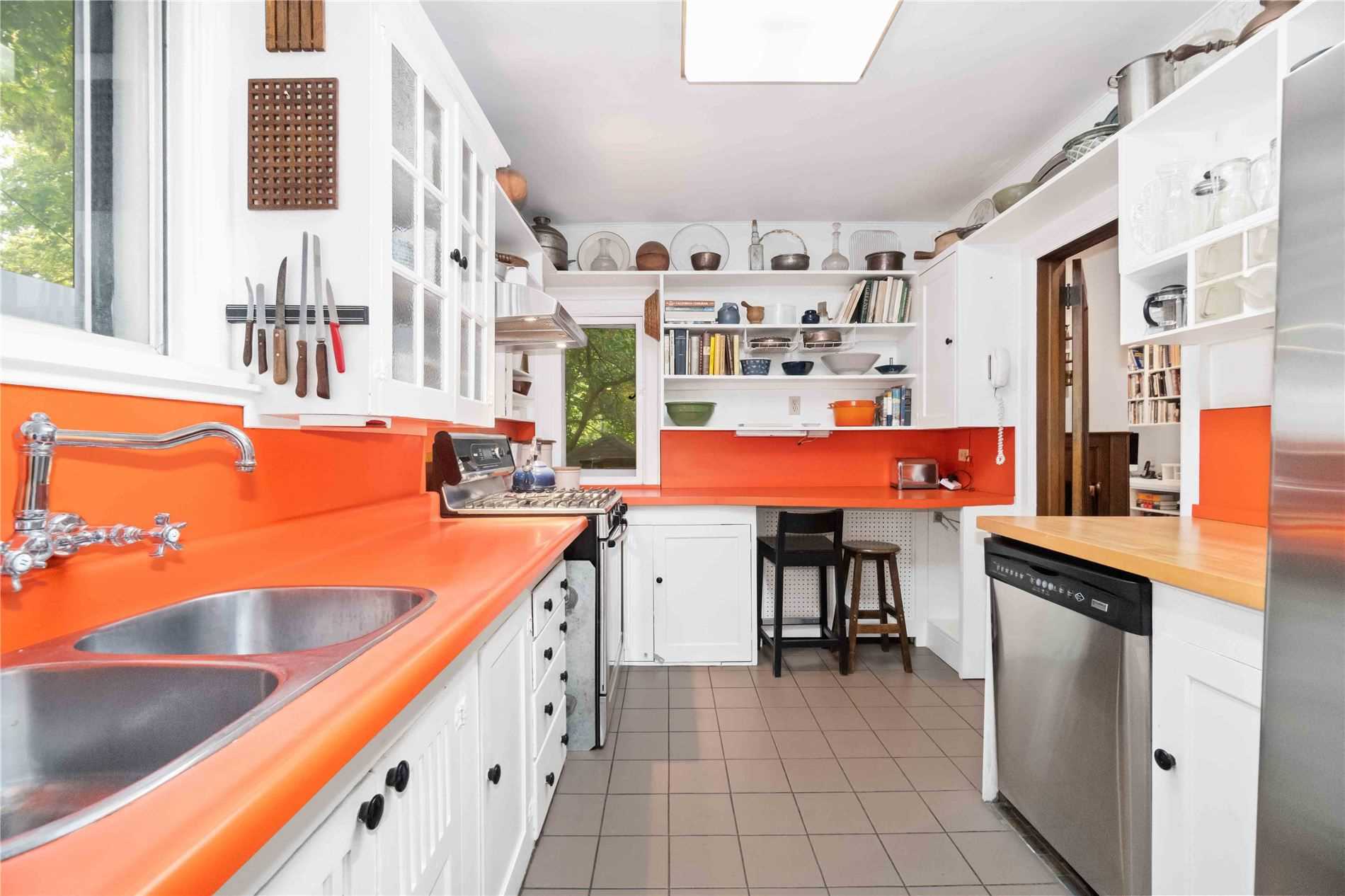 293 Chaplin Cres