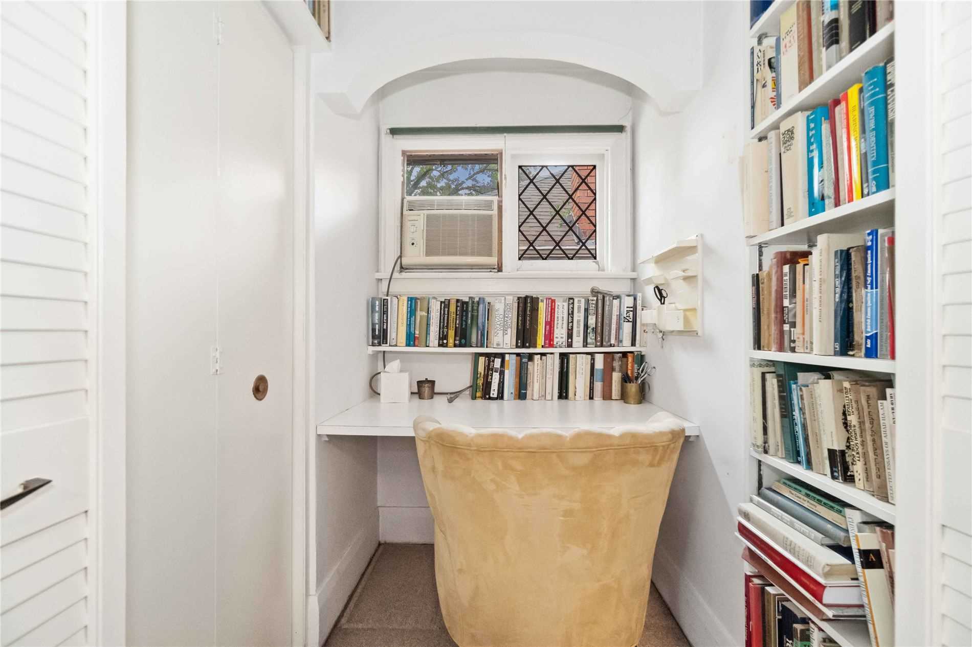 293 Chaplin Cres