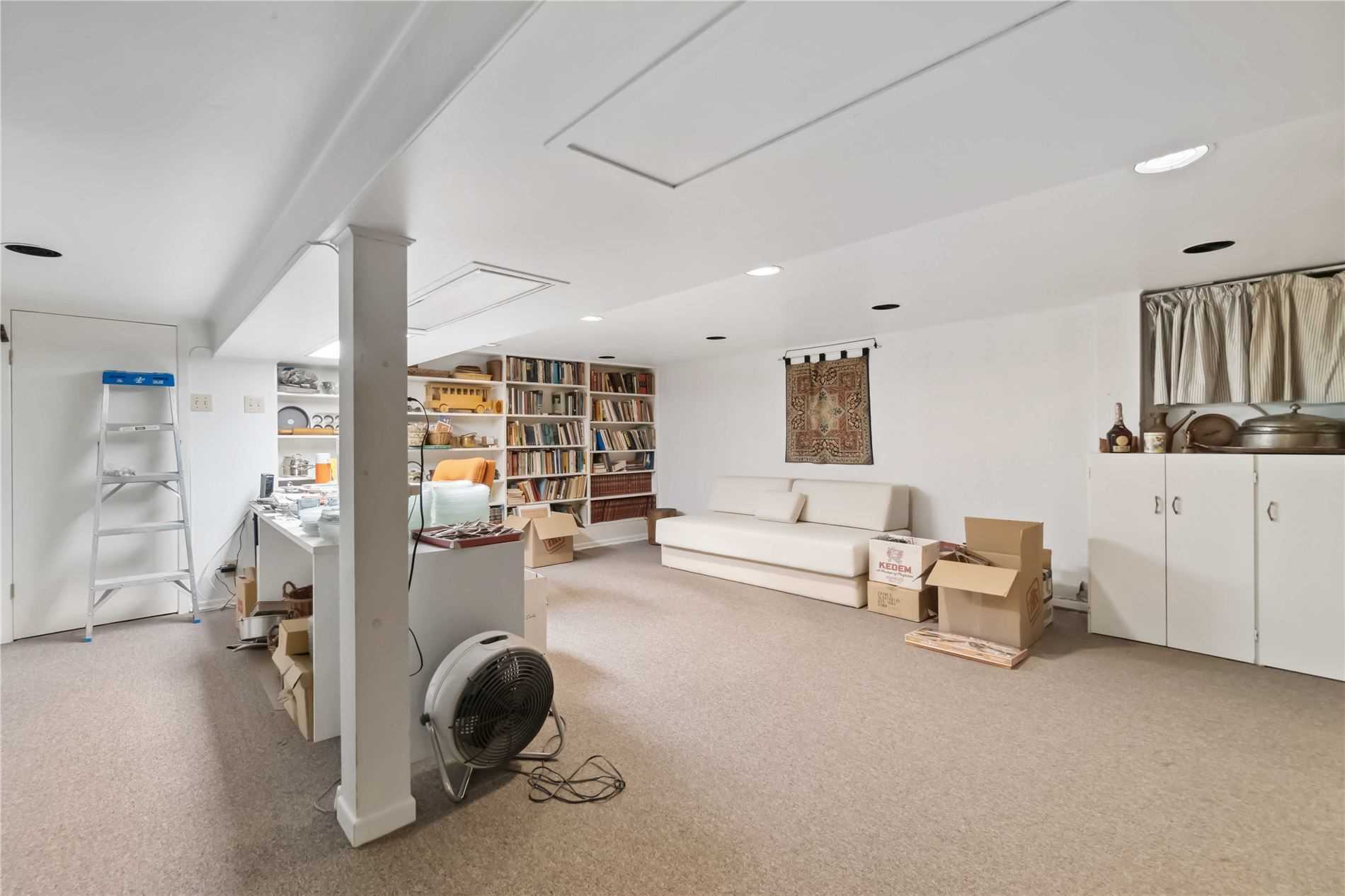 293 Chaplin Cres