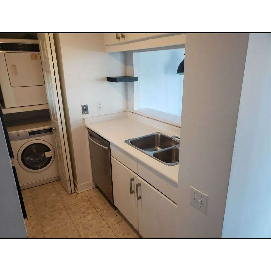 409 Bloor St E, #1003